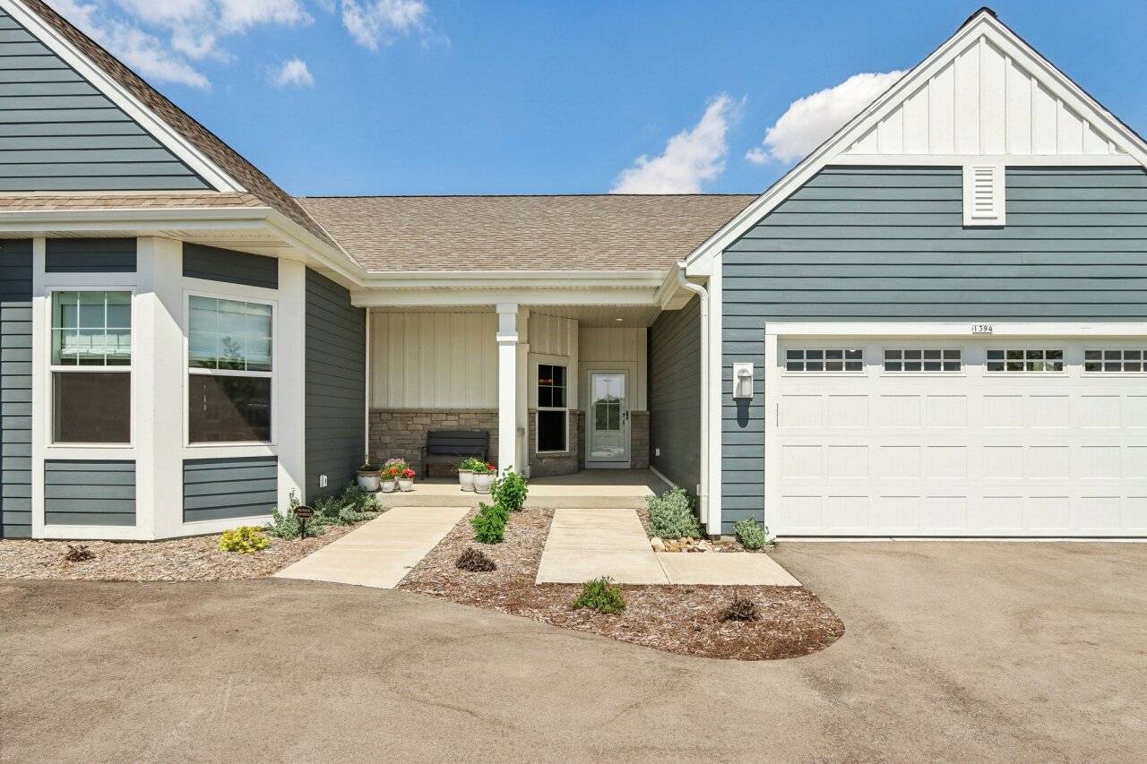 1388 Prairie Creek Cir Unit 12, Oconomowoc, WI 53066