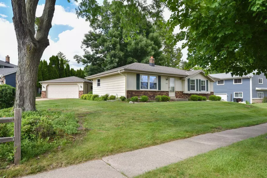 1520 Riverdale Dr, Oconomowoc, WI 53066