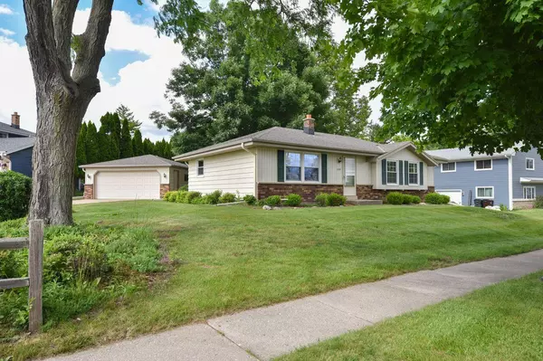 1520 Riverdale Dr, Oconomowoc, WI 53066