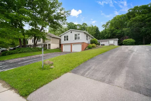 2560 Pebble Valley Rd, Waukesha, WI 53188