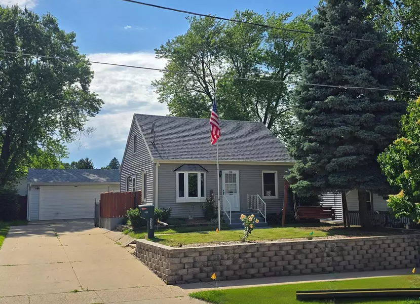 940 Harding Ave, Waukesha, WI 53186