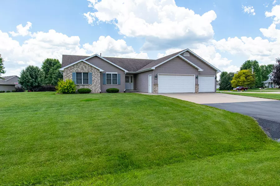 N1060 Pebble Ridge Rd, Greenville, WI 54942
