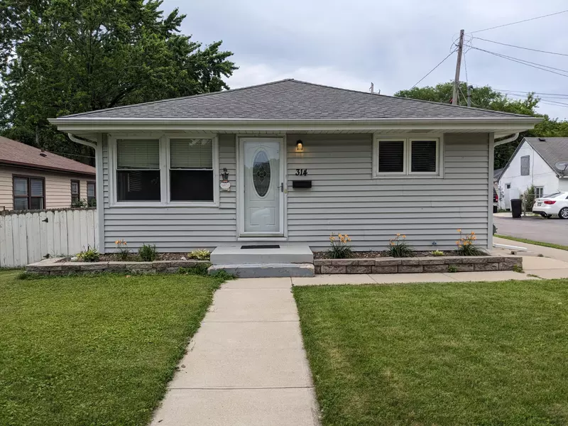 314 Coolidge Ave, Waukesha, WI 53186