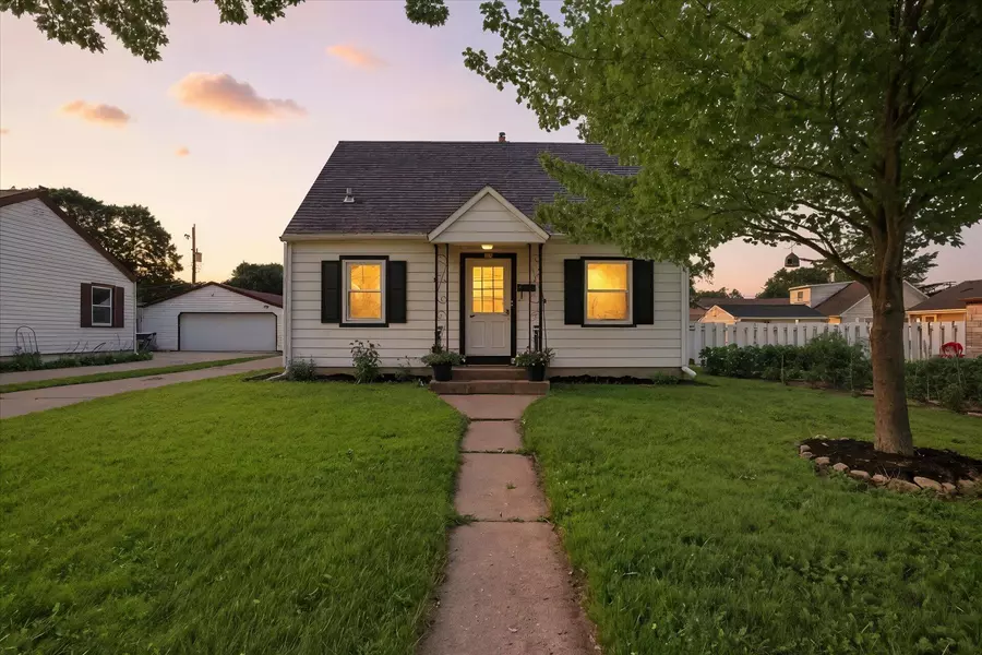 231 Coolidge Ave, Waukesha, WI 53186