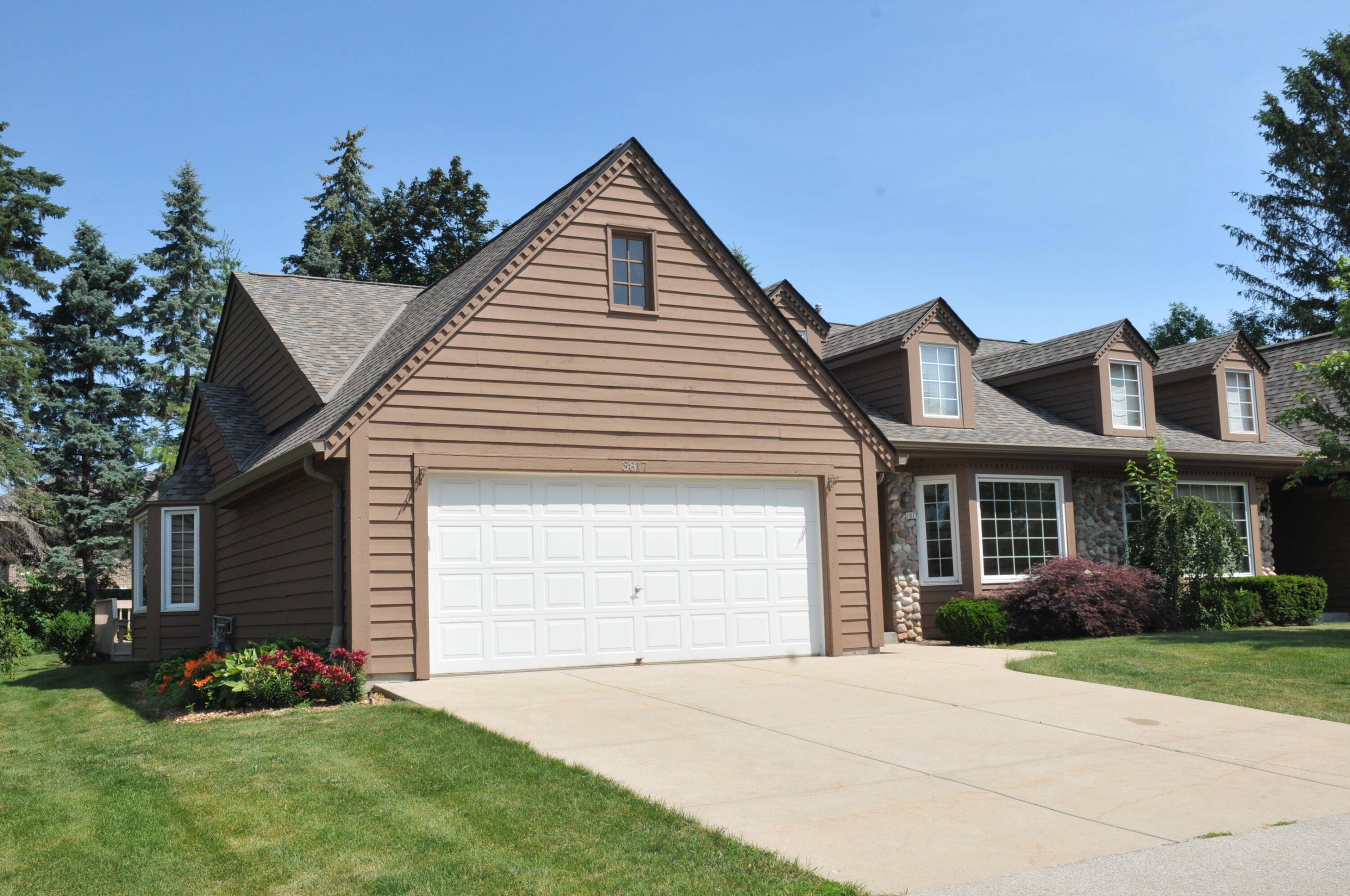 3817 S Oakbrook Dr, Greenfield, WI 53228