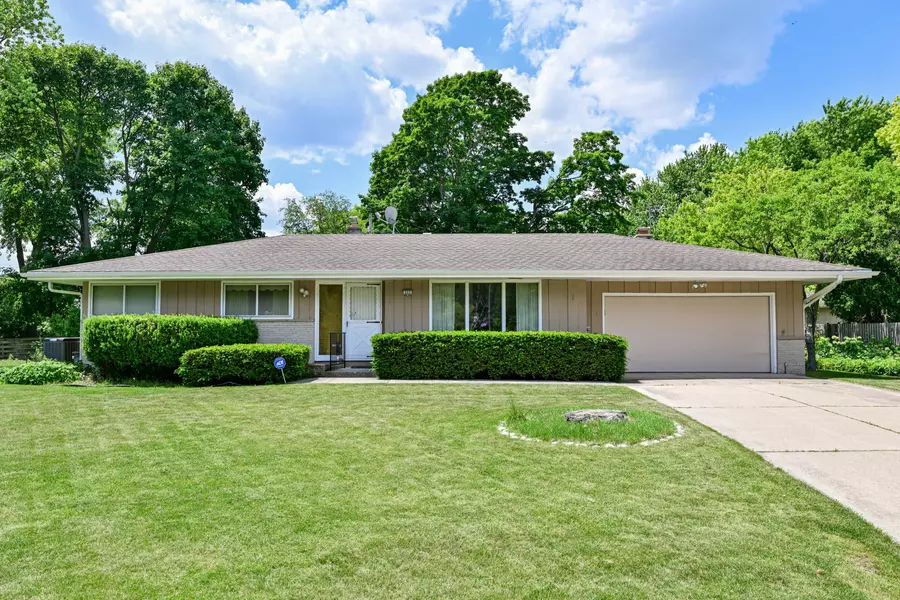 335 W Nicolet Ct, Glendale, WI 53217