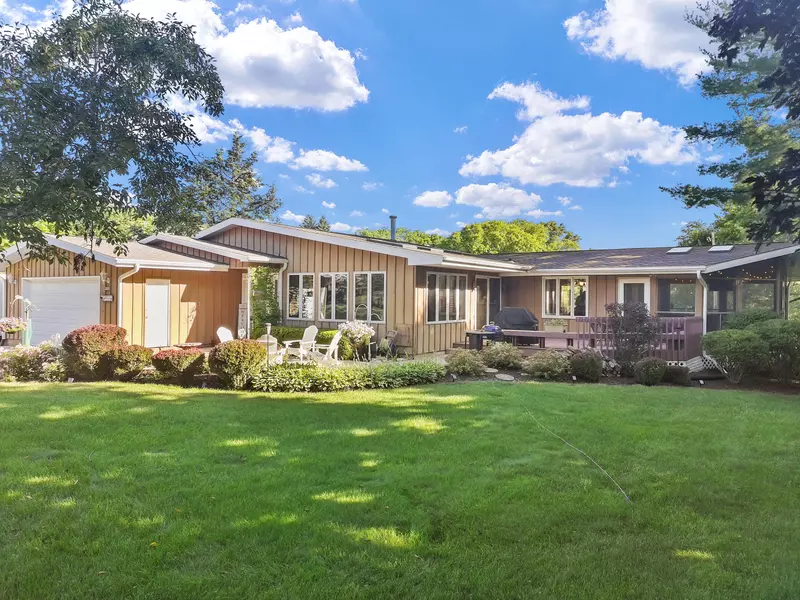 W5318 Briarwood Rd, Sugar Creek, WI 53121