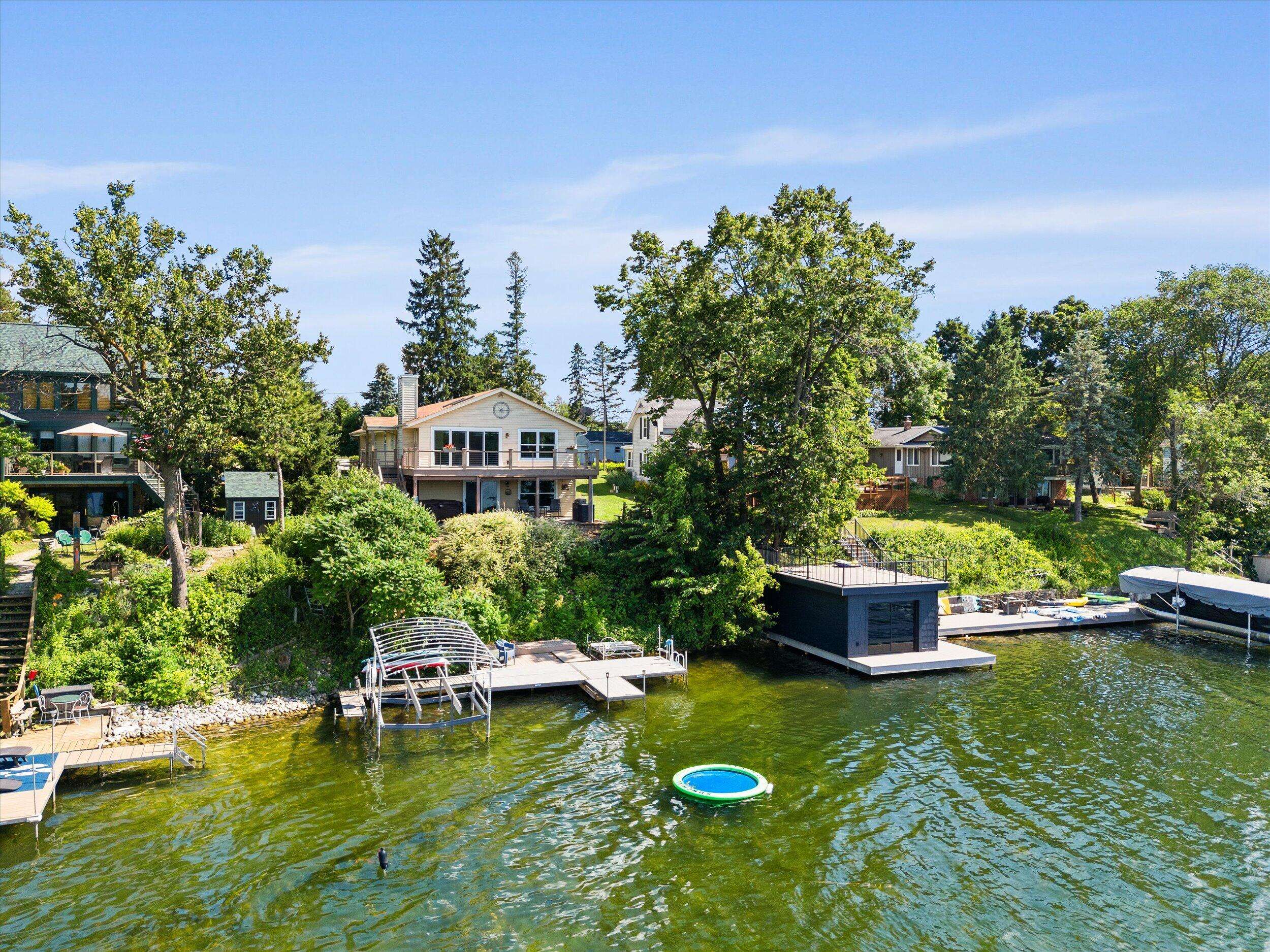 105 E Lake Ln, Richfield, WI 53017