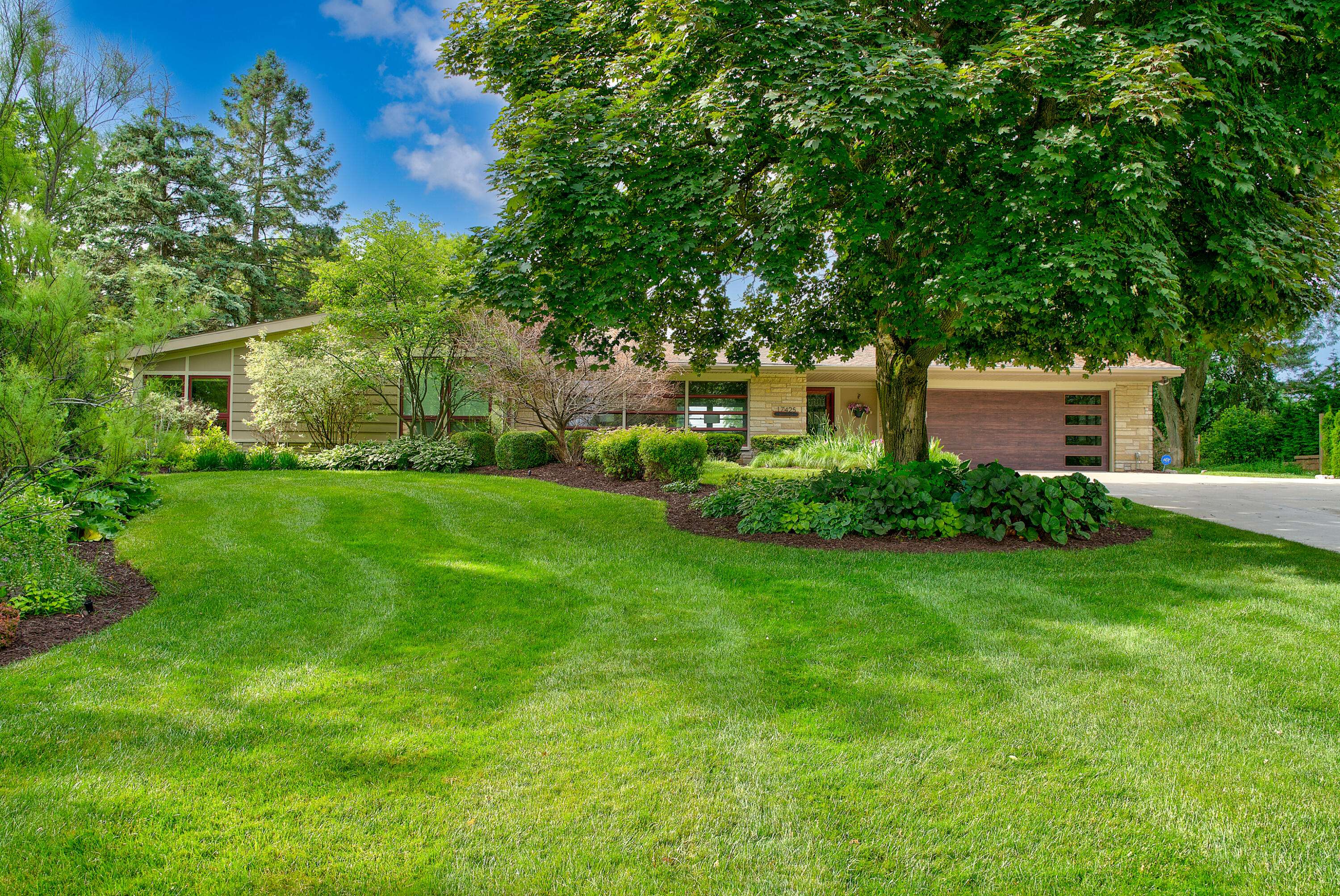 17425 Mierow Ln, Brookfield, WI 53045