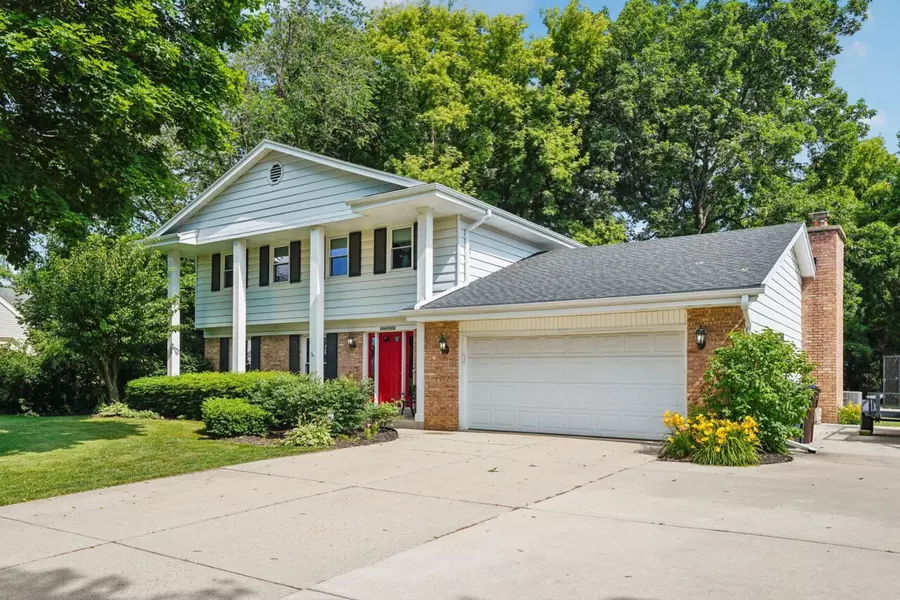 N24W22424 Meadowood Ln, Pewaukee, WI 53186