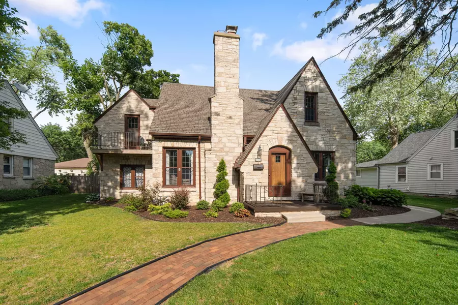 2106 S 106th St, West Allis, WI 53227