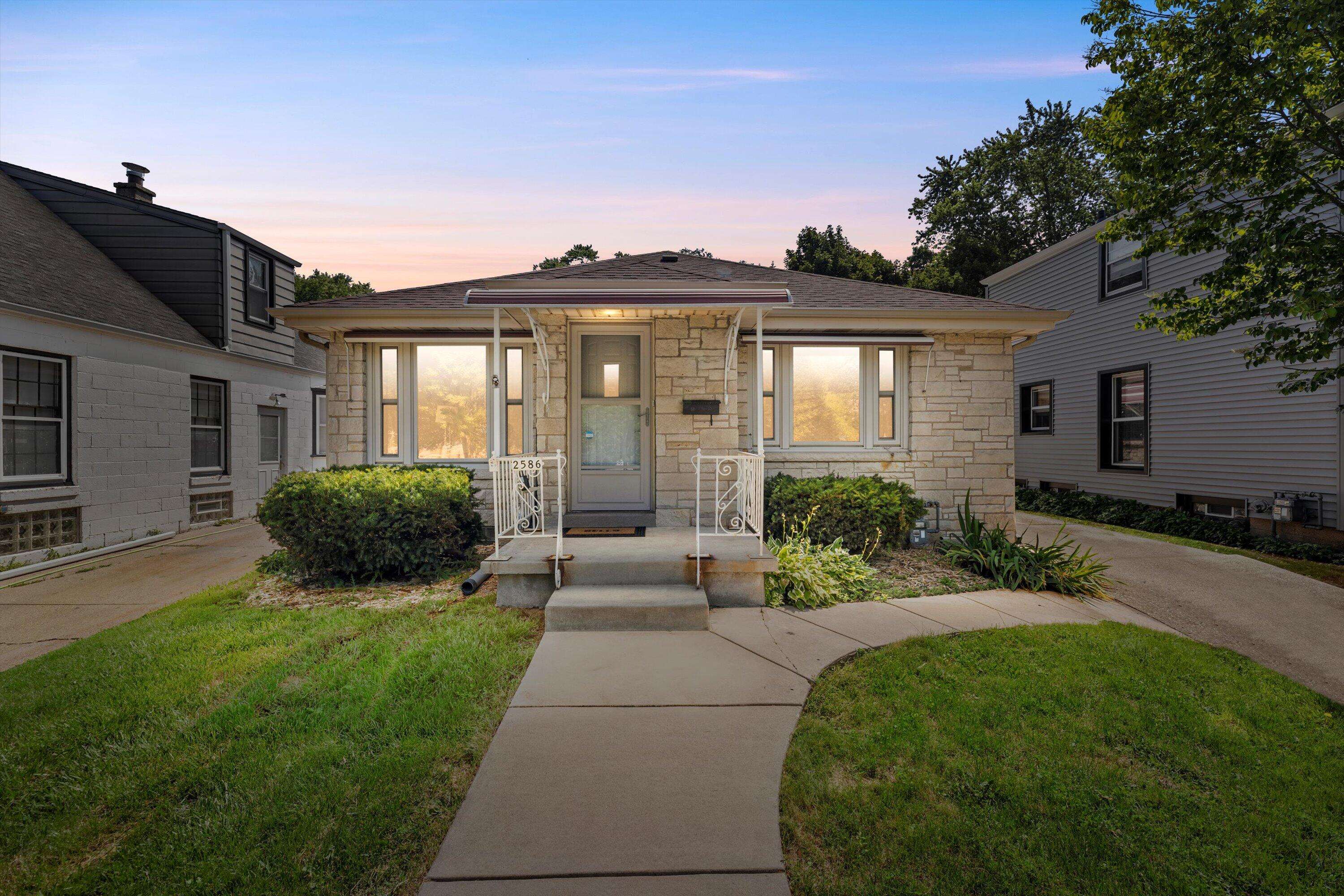 2586 S 78th St, West Allis, WI 53219