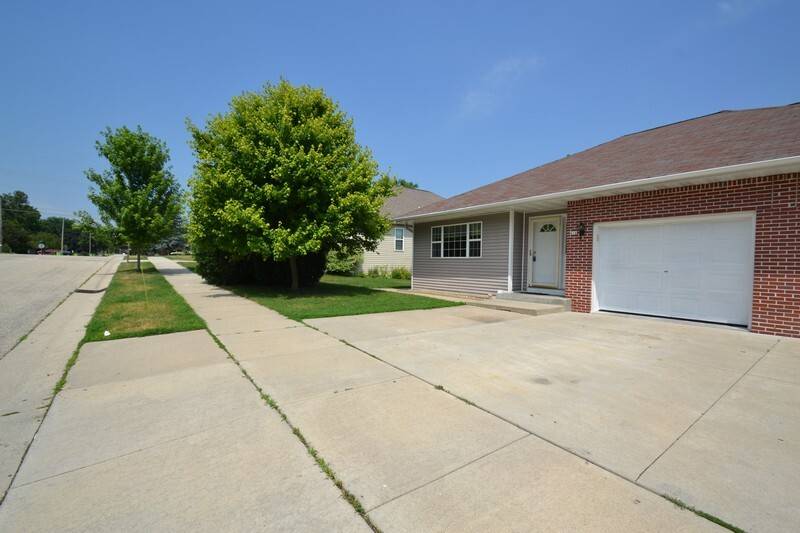 416 Sunset Dr, Hartford, WI 53027