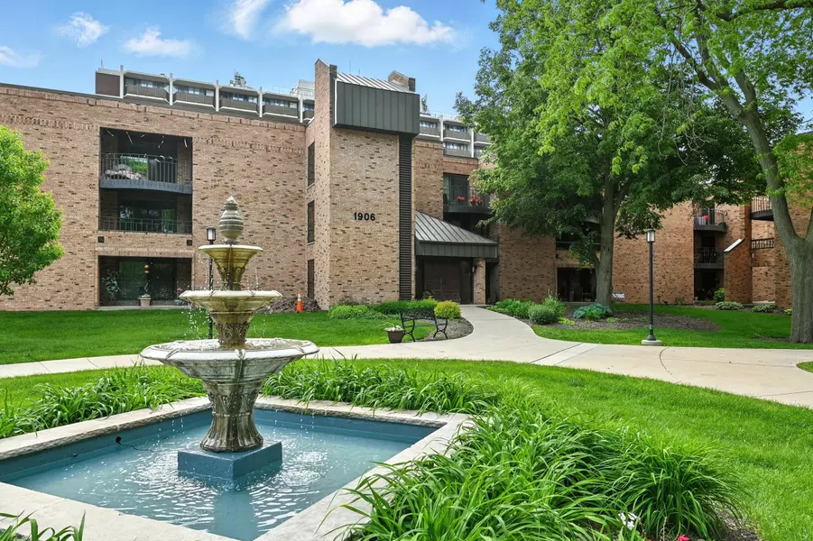 1906 E Shorewood Blvd Unit 360, Shorewood, WI 53211