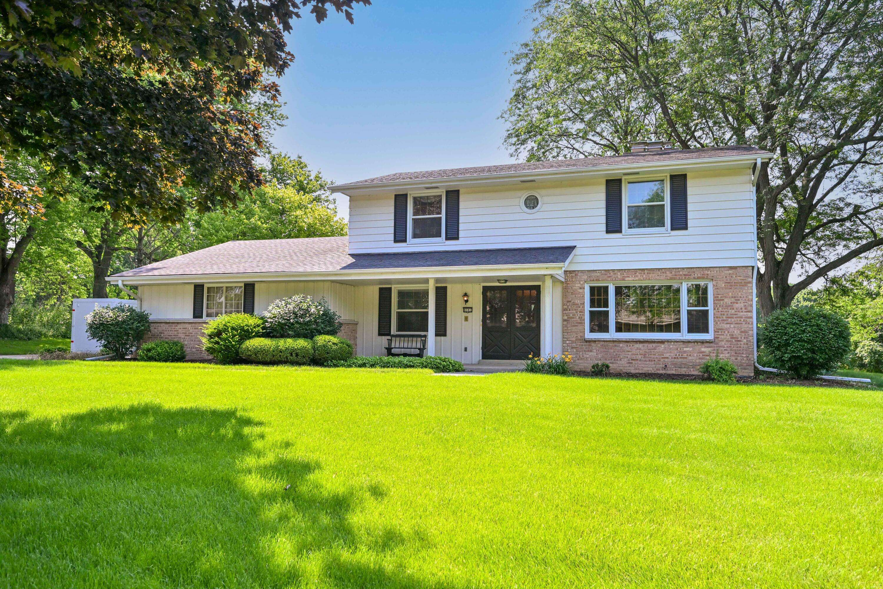8081 Fielding Ln, Greendale, WI 53129