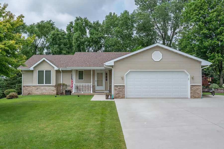 414 Red Coat Ct, Waterford, WI 53185