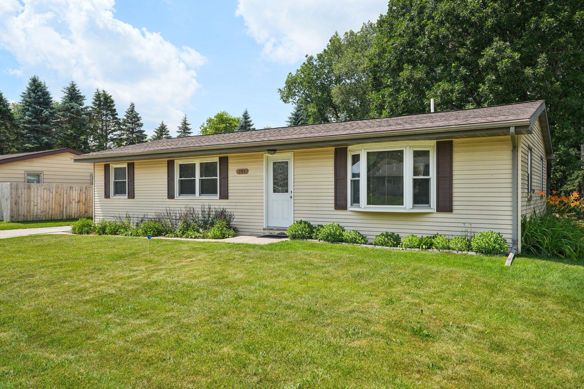 705 Pleasantwood Dr, Kewaskum, WI 53040