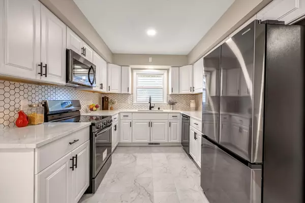 1207 S 98th St, West Allis, WI 53214