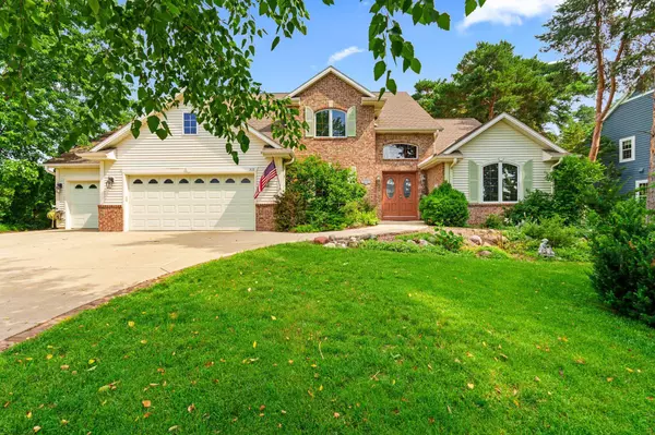 412 Sand Hill Ln, Dousman, WI 53118