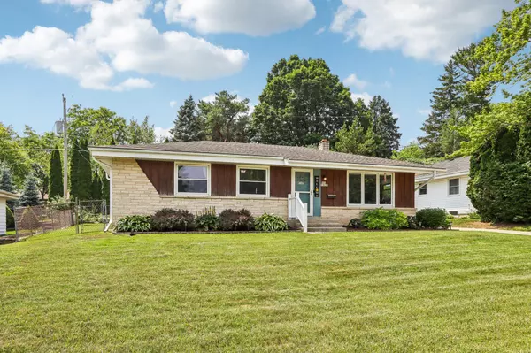 N84W18355 Seneca Ct, Menomonee Falls, WI 53051