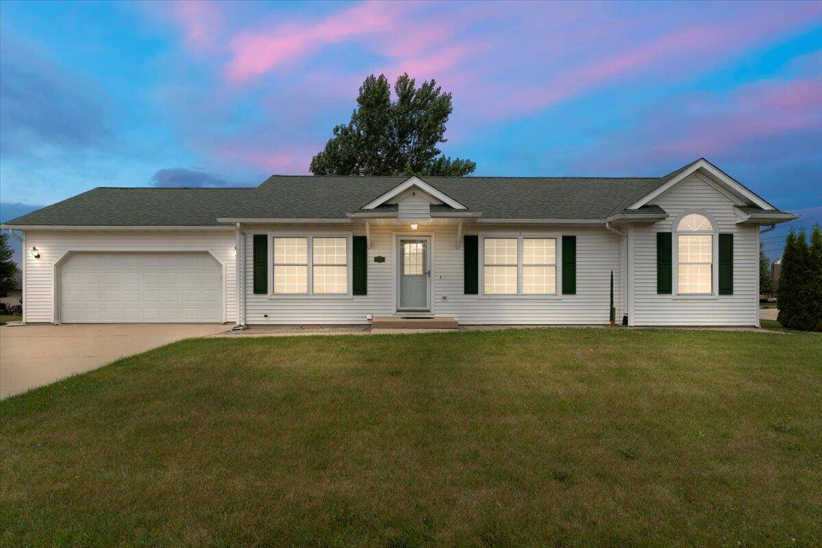 611 Arrowhead Dr, Twin Lakes, WI 53181