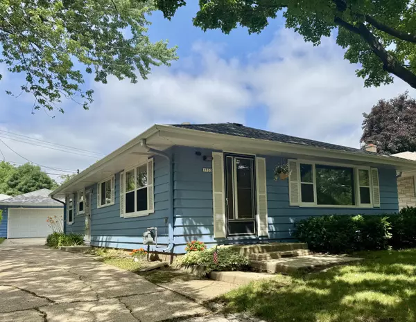 1733 N 118th St, Wauwatosa, WI 53226