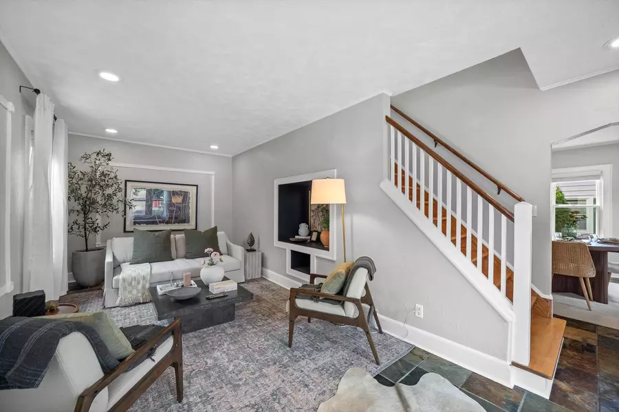 8558 N Regent Rd, Fox Point, WI 53217