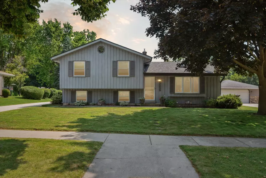 3329 E Woodview Ave, Oak Creek, WI 53154