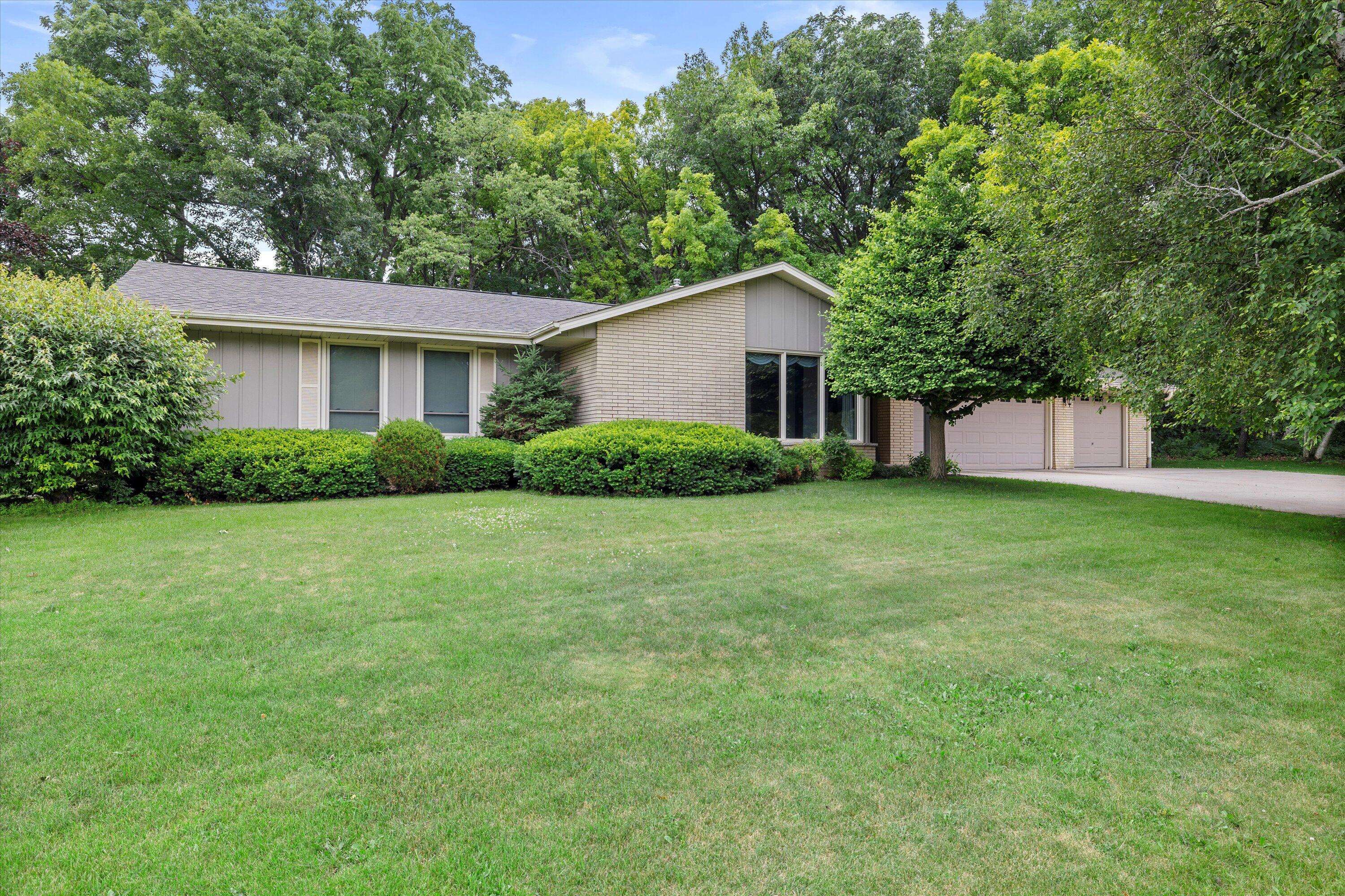 N2W27233 Lyles Dr, Pewaukee, WI 53188