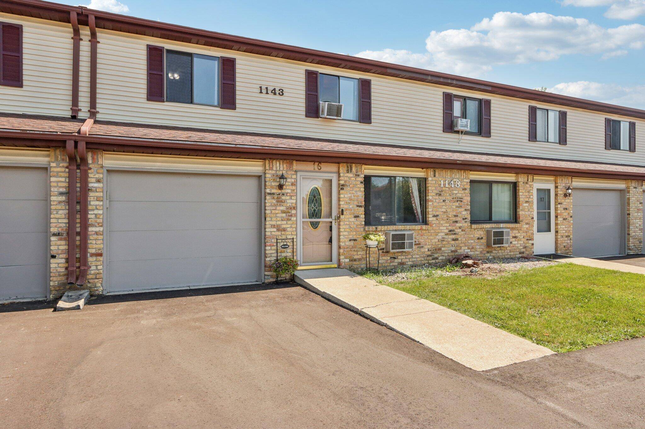 1143 Vogt Dr Unit 16, West Bend, WI 53095