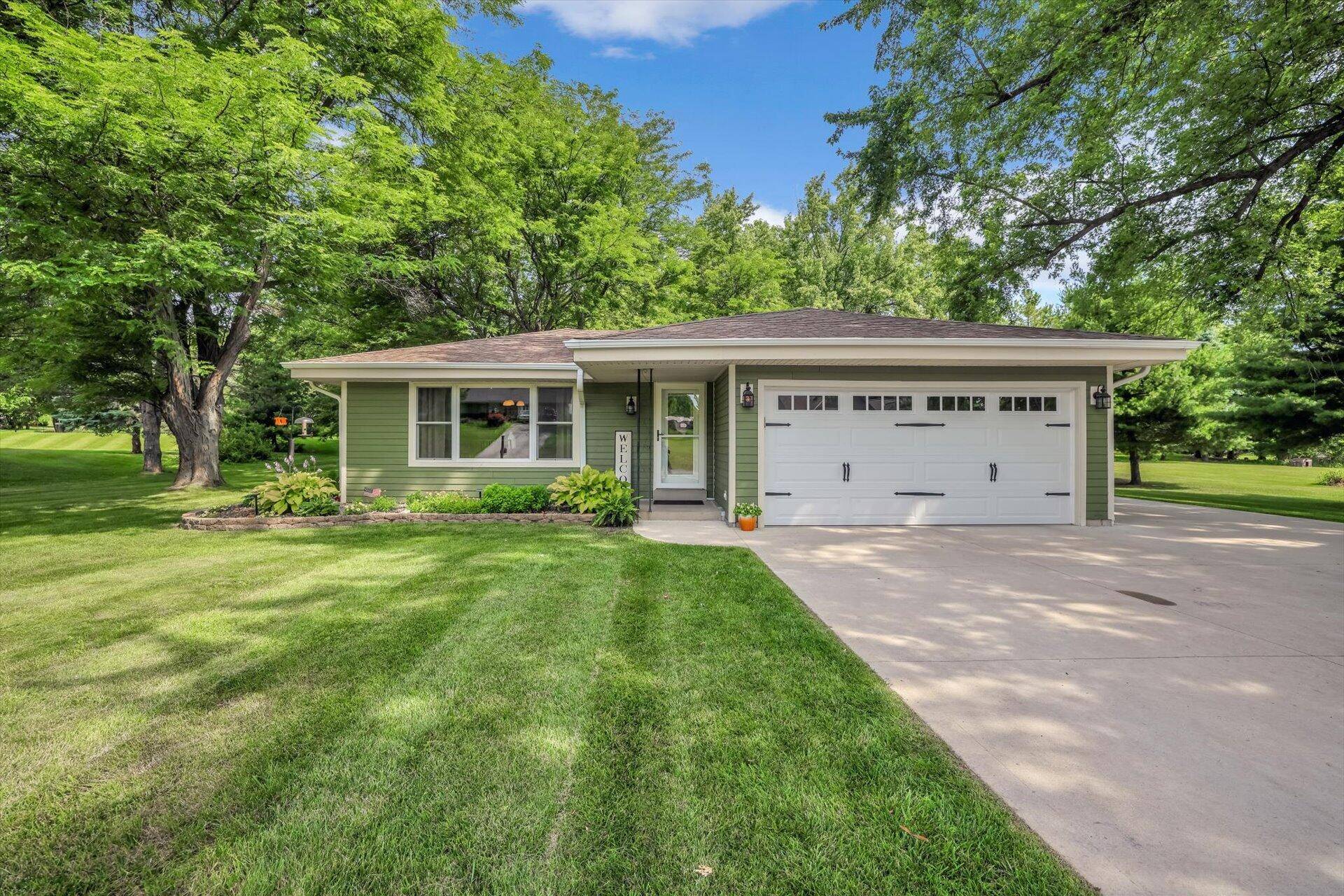 N65W28554 Fairlane Dr, Merton, WI 53029