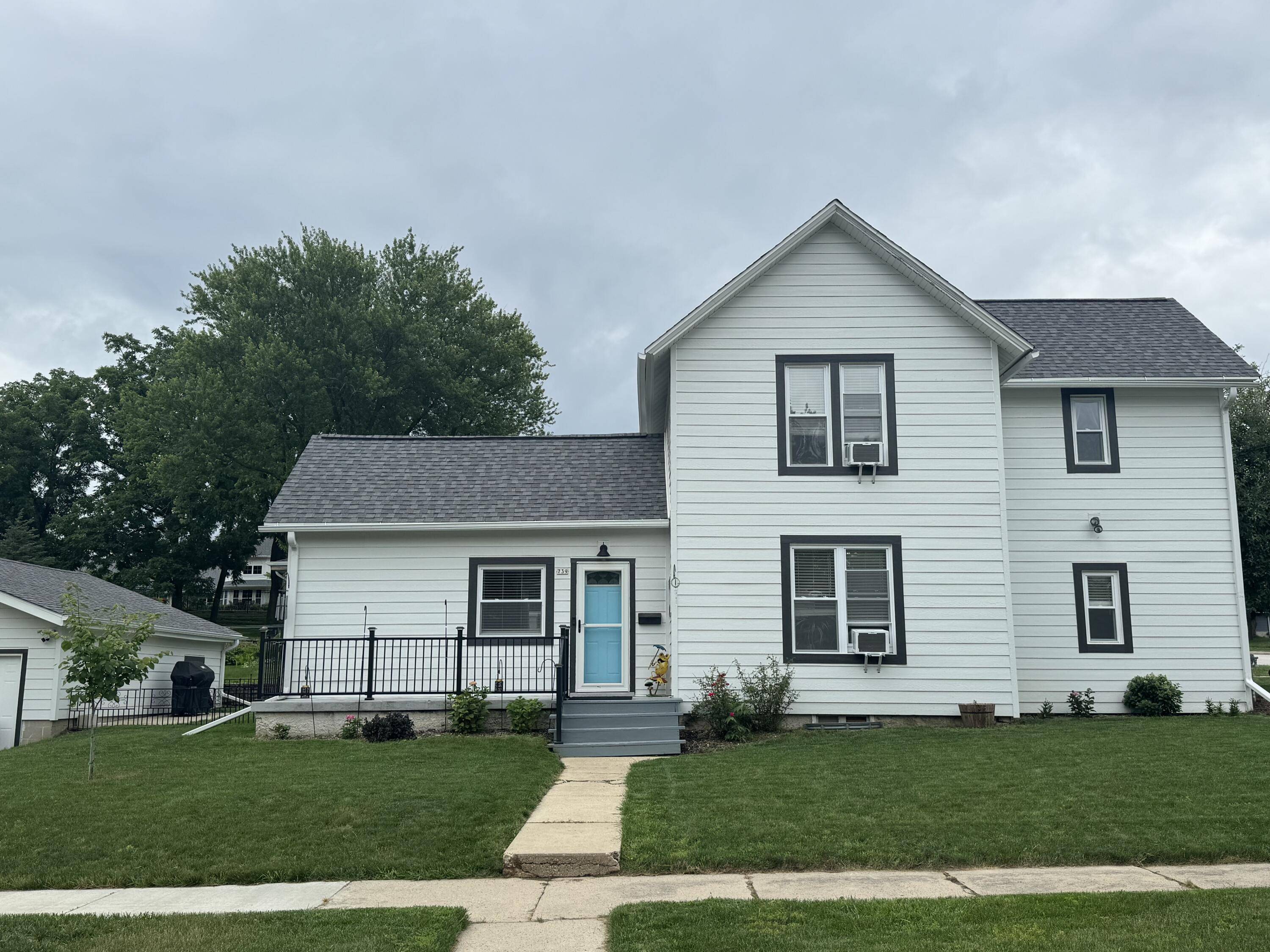739 Elizabeth St, Oconomowoc, WI 53066