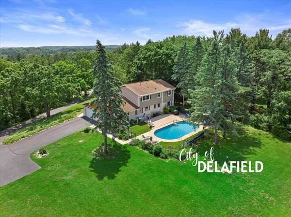 2925 Meadow Ln, Delafield, WI 53029