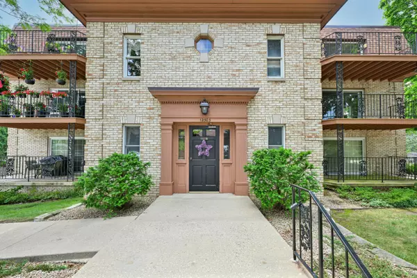 Wauwatosa, WI 53222,12303 W Center St Unit 2A