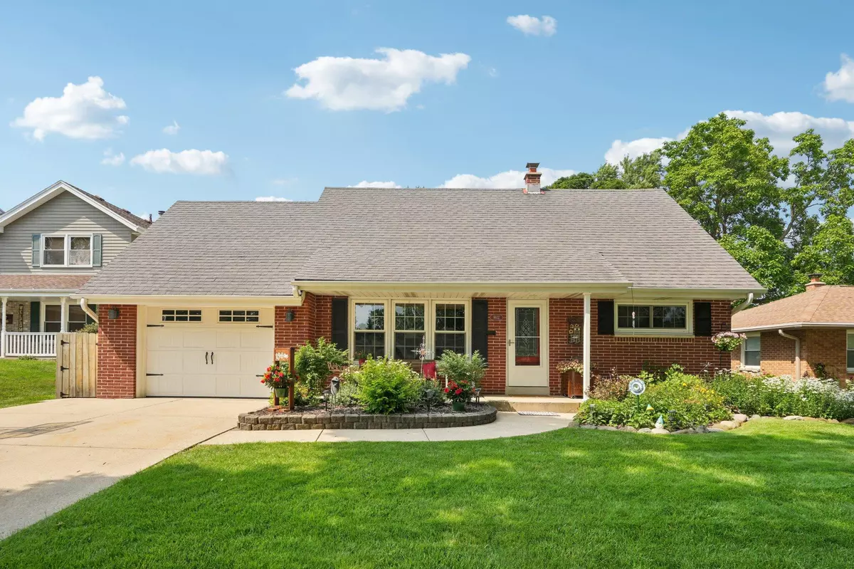 West Allis, WI 53227,8602 W Eckel Ln