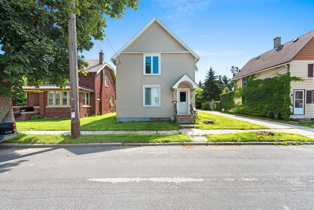 Manitowoc, WI 54220,921 S 18th St