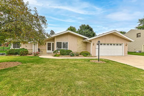 1940 S Park Wood Ln, New Berlin, WI 53151