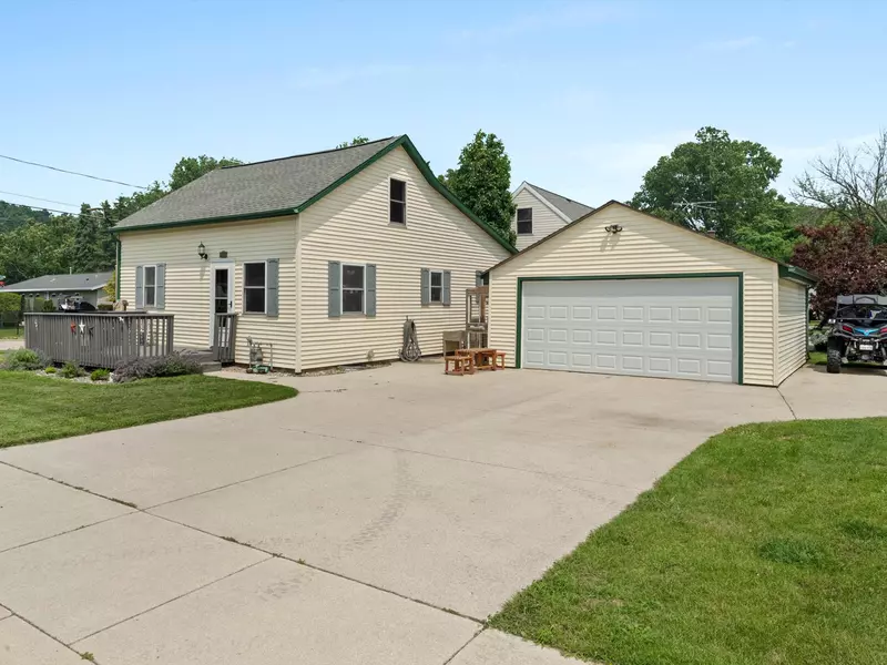 513 N 41st St, Manitowoc, WI 54220