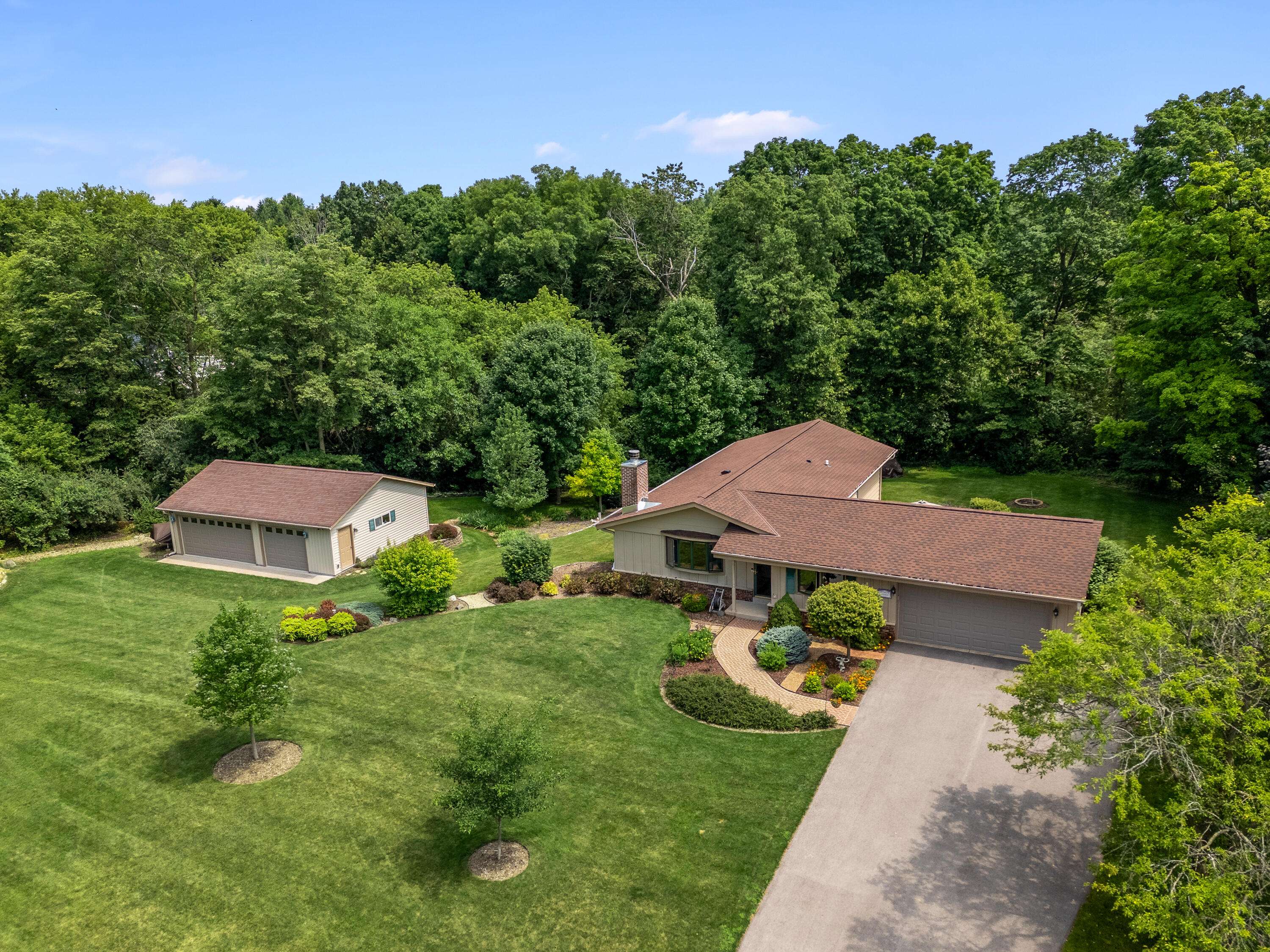 546 Sarah Ln, Cedarburg, WI 53012