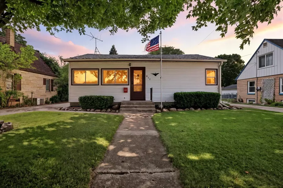 211 Coolidge Ave, Waukesha, WI 53186