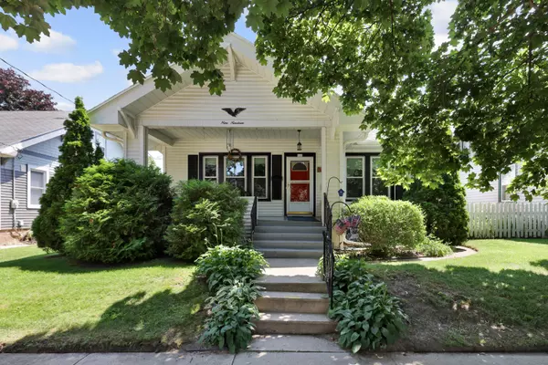 919 N 15th St, Manitowoc, WI 54220