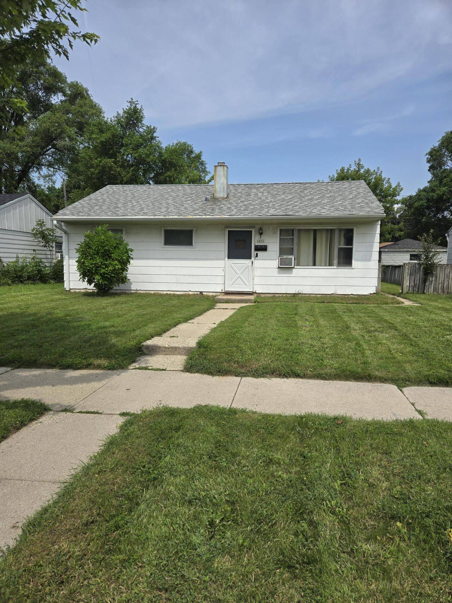 6852 W Grantosa Dr, Milwaukee, WI 53218