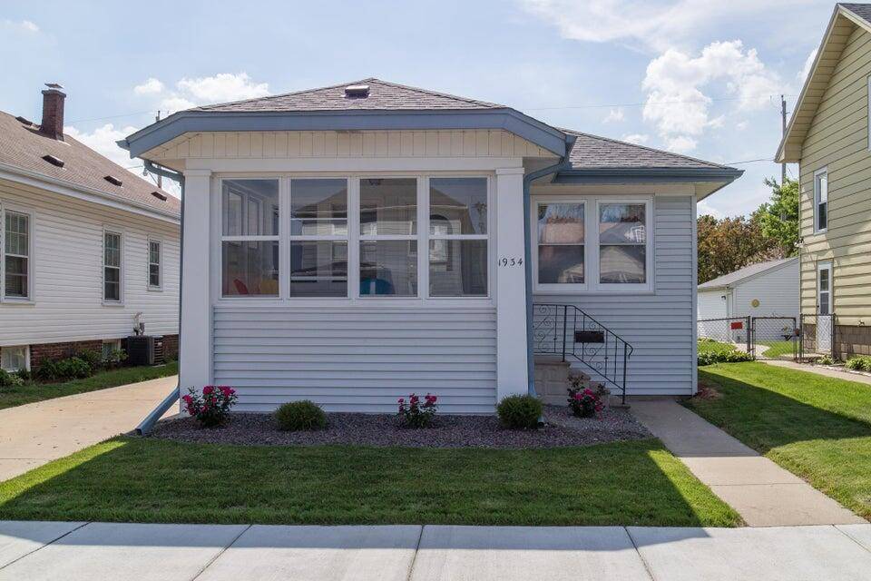 1934 Grange Ave, Racine, WI 53403