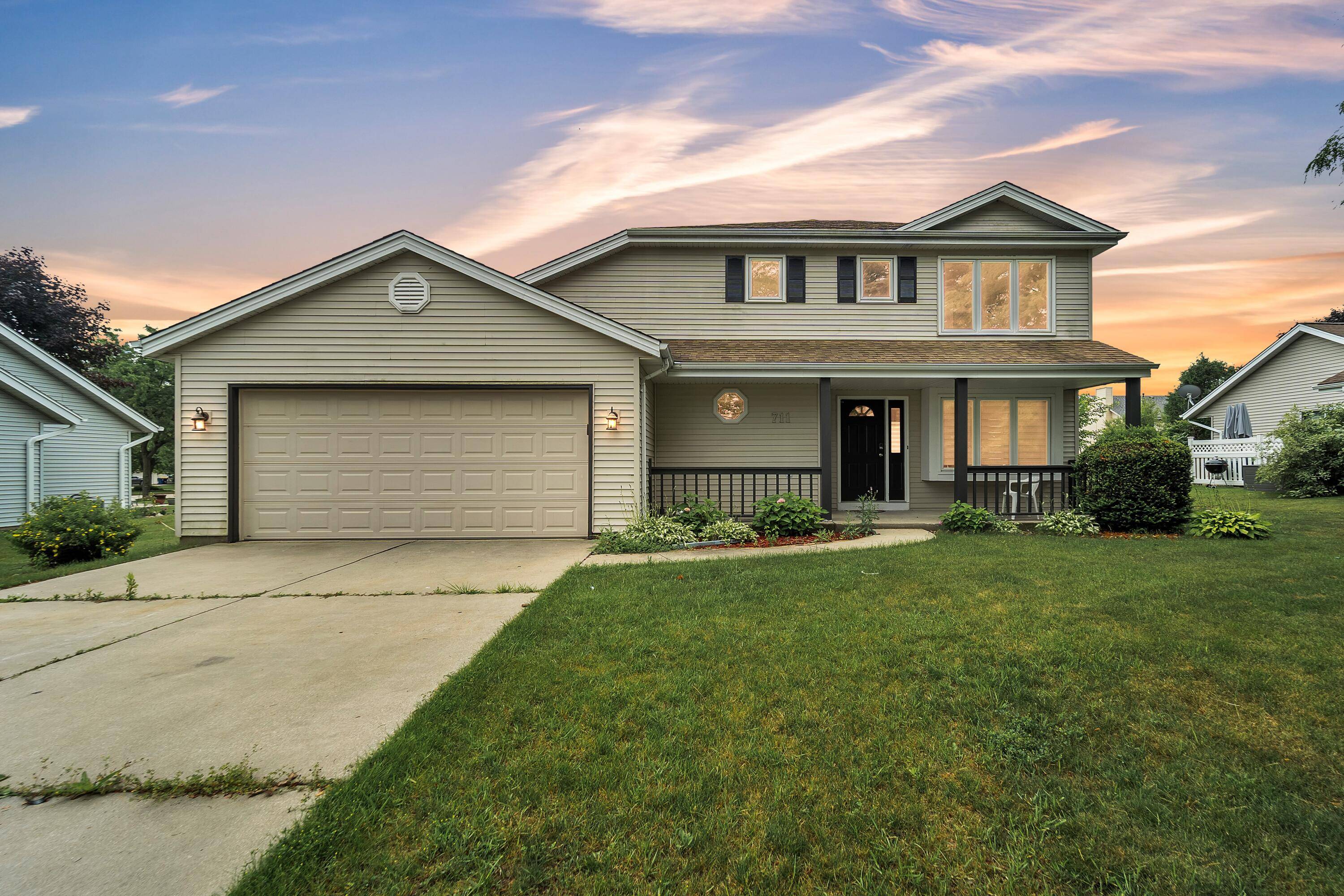 711 E Mary Ln, Oak Creek, WI 53154