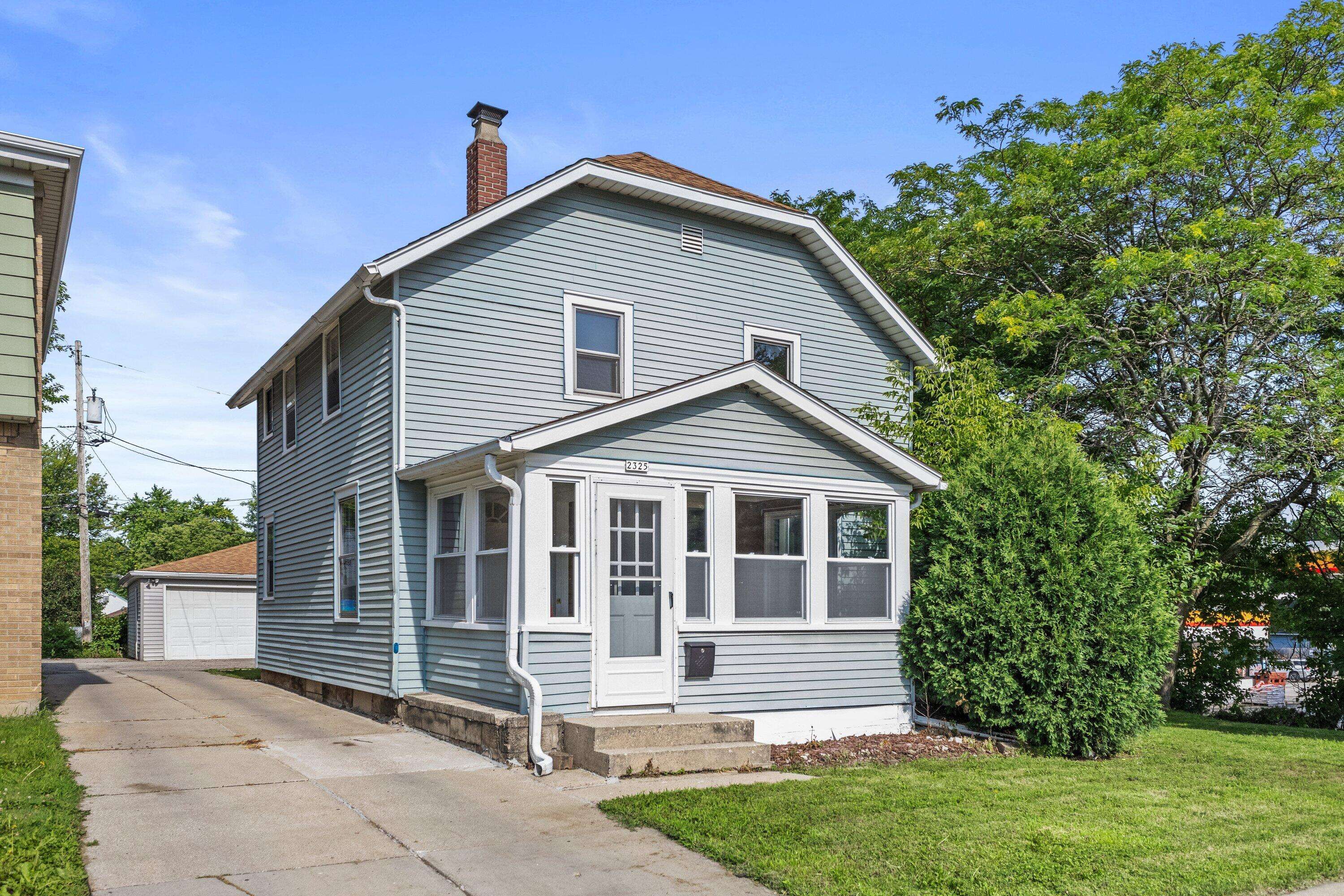 2325 S 76th St S, West Allis, WI 53219