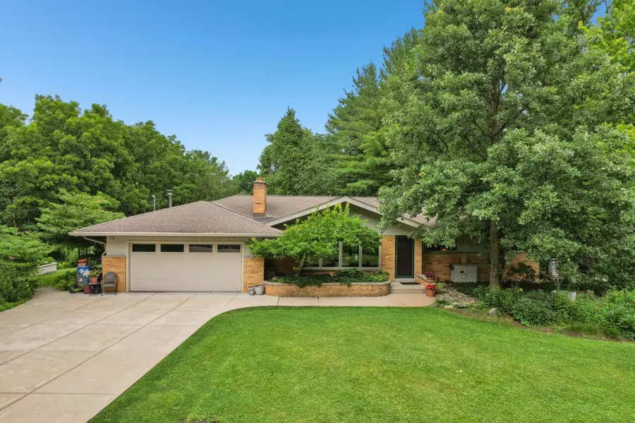 W270S3565 Oak Knoll Dr, Waukesha, WI 53189