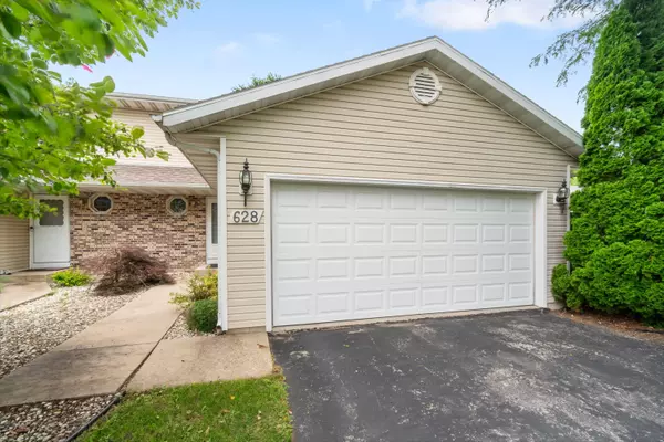 628 N Sandy Ln, Elkhorn, WI 53121