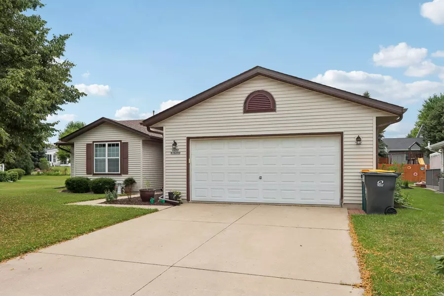 W200N16295 Pine Dr, Jackson, WI 53037