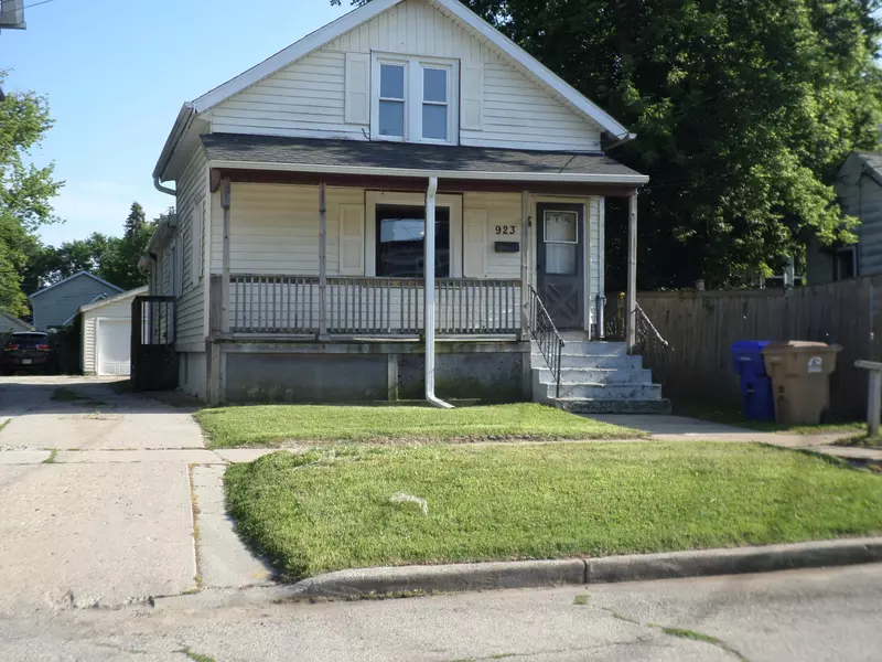 923 47th St, Kenosha, WI 53140
