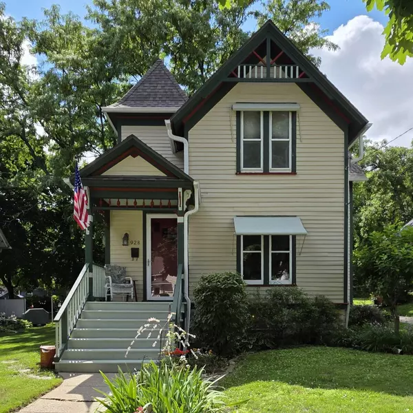 928 Oakland Ave, Waukesha, WI 53186